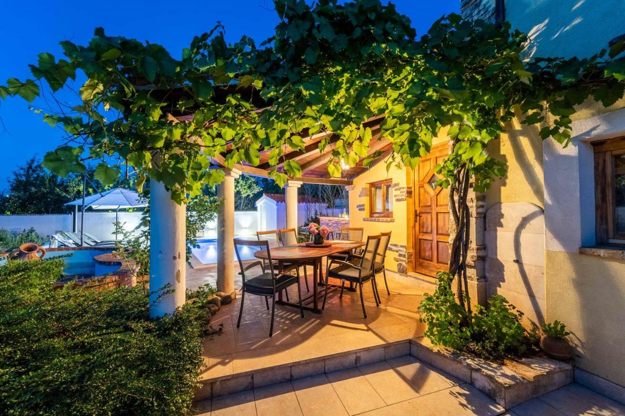 Holiday Home Carla And Dajana Veliki Vareski Exterior photo