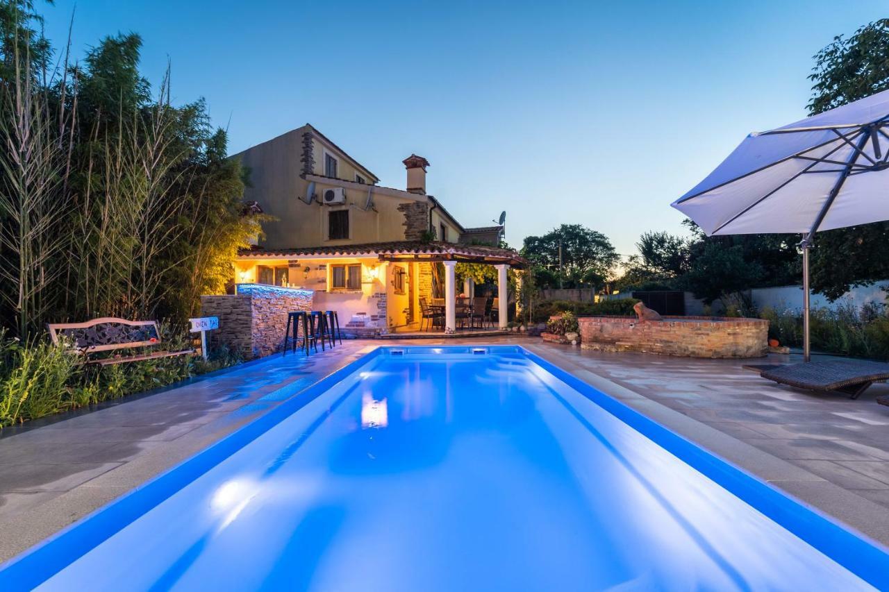 Holiday Home Carla And Dajana Veliki Vareski Exterior photo