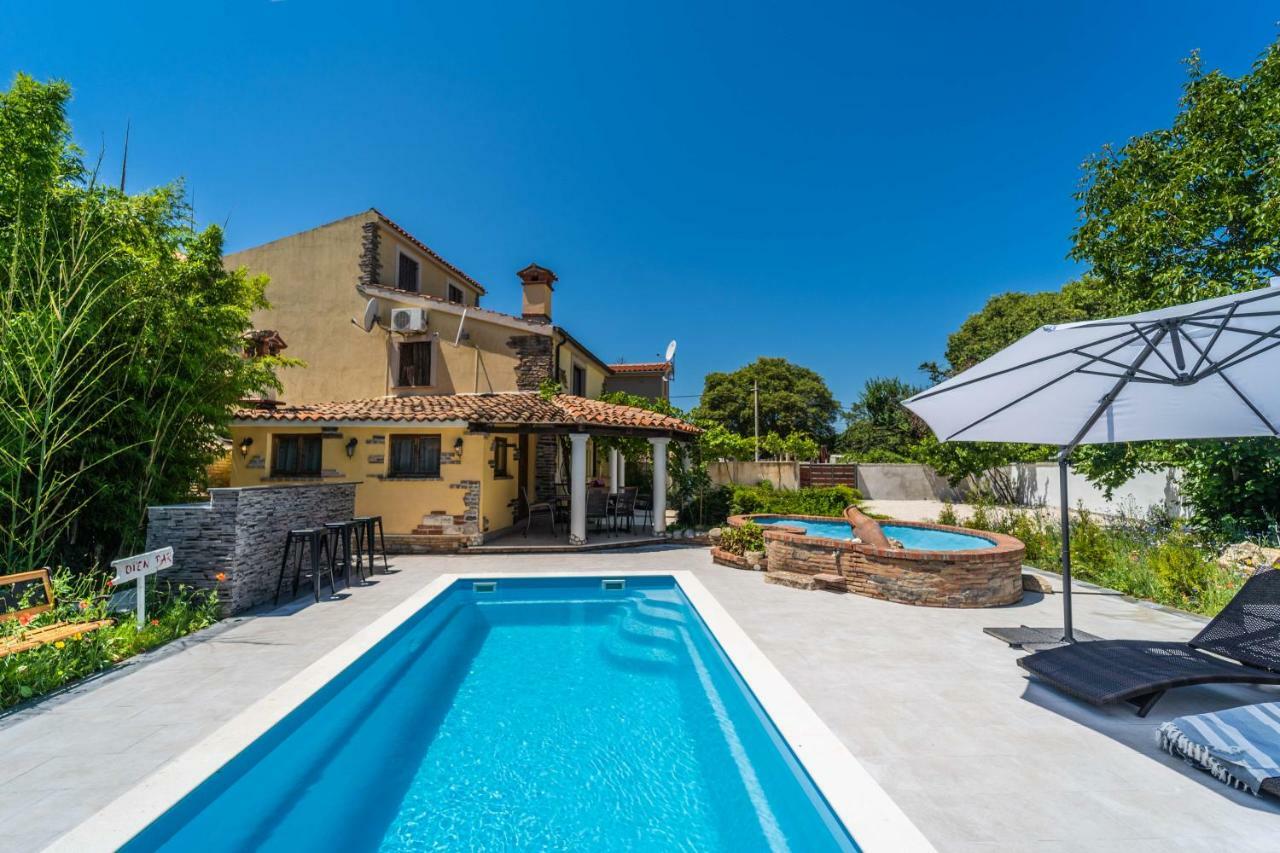 Holiday Home Carla And Dajana Veliki Vareski Exterior photo