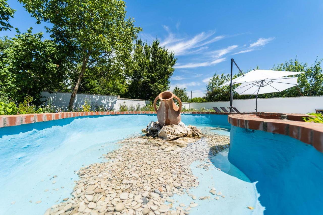 Holiday Home Carla And Dajana Veliki Vareski Exterior photo